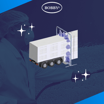 Visualisierung eines Viehtransports unter einer Desinfektionsanlage mit Schaumdüsen, im Hintergrund eine Person mit Schutzkleidung – sinnbildlich für mobile Hygiene bei ASP und anderen Tierseuchen.