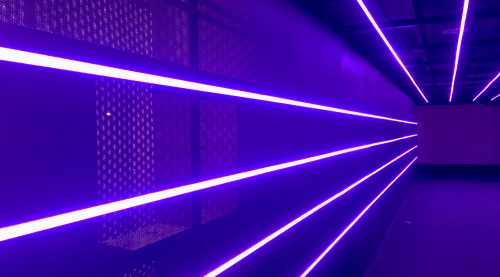 Lila UV-Lichtlinien in einem futuristisch beleuchteten Raum