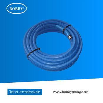 Blauer Druckschlauch von BOBBY, sauber aufgerollt, für den industriellen Einsatz