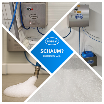Eine Collage aus vier Bildern zeigt eine stationäre BOBBY-Schaumanlage in einer Hygienumgebung. Zu sehen sind der Edelstahlkasten mit Steuerknöpfen, blaue Schläuche, ein Kanister in einer Halterung und eine Nahaufnahme eines Schaumaustritts am Boden. In der Mitte befindet sich ein blaues Quadrat mit dem Text „BOBBY – Schaum? Können wir.“.