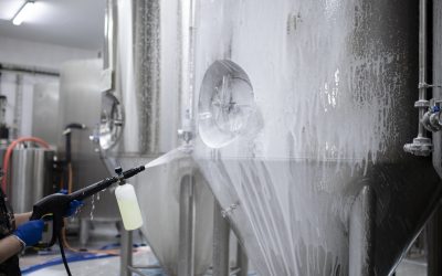 Niederdruckreinigung vs. Hochdruckreinigung: Die beste Strategie für hygienische Industrieprozesse